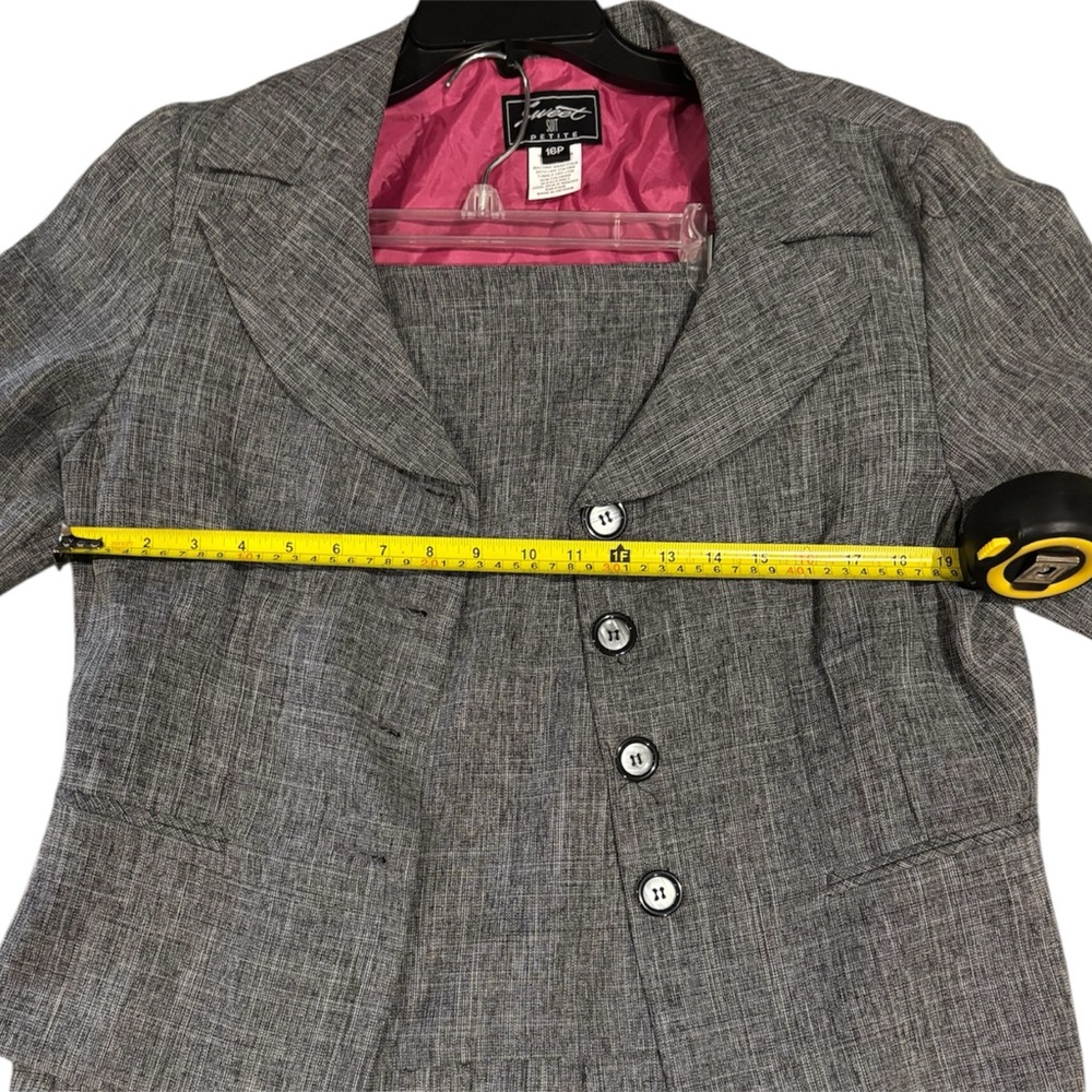 Elegant Women's Gray Blazer with Pink Lining - Picture 2 of 5